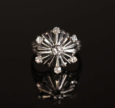 gros plan d'une bague en diamant sur une surface noire