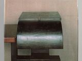 un livre sur lequel figure l'image d'un objet en métal