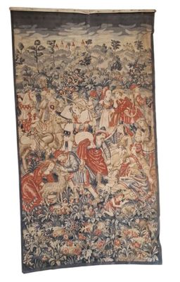 une tapisserie accrochée au mur représentant des personnages et des animaux