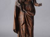 statue d'une femme tenant un enfant dans ses bras