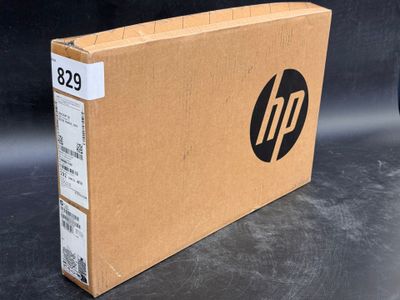 une boîte marron sur laquelle figure un logo HP noir