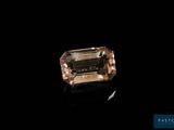 un diamant taille émeraude sur un fond noir