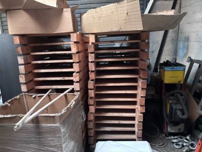 de nombreuses boîtes empilées les unes sur les autres dans un garage