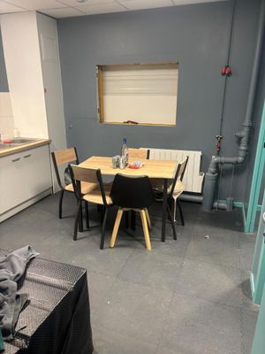 Contenu de la salle de pause, du couloir et des vestiaires :