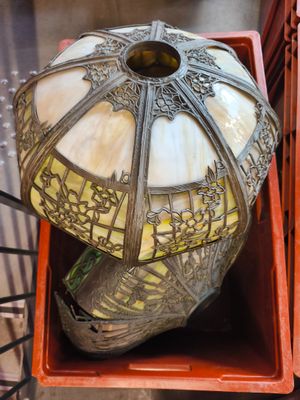 une lampe posée à l'intérieur d'une boîte rouge