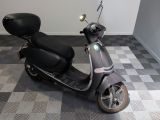 un scooter garé dans une pièce