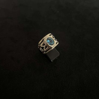 une photo d'une bague sertie d'une pierre bleue