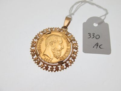 gros plan d'une pièce d'or portant une étiquette de prix