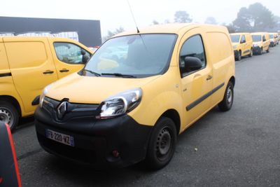 une camionnette jaune et noire garée sur un parking à côté d'autres camionnettes