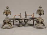 une table avec deux chaises et une table sur laquelle se trouvent deux vases