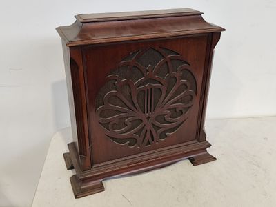 une petite boîte en bois ornée d'un motif sculpté