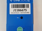 l'arrière d'un téléphone portable bleu sur lequel figure un code-barres