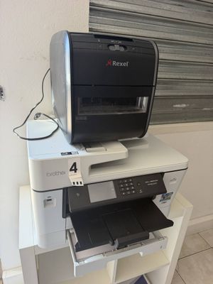une imprimante posée sur une étagère