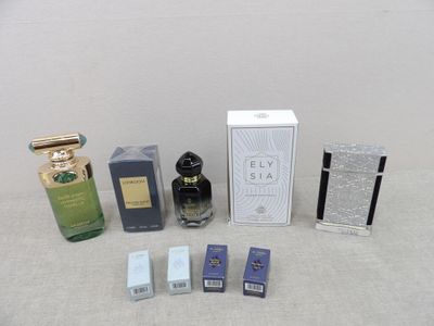 Un assortiment de parfums est présenté sur une table devant un mur blanc.