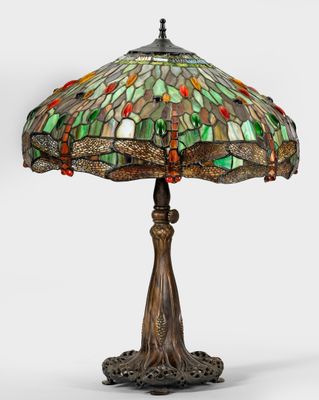 gros plan d'une lampe sur une table à fond blanc
