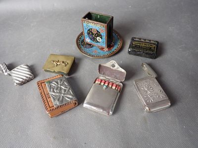 de nombreux objets différents posés sur une table