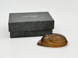 une petite boîte contenant un petit morceau de chocolat