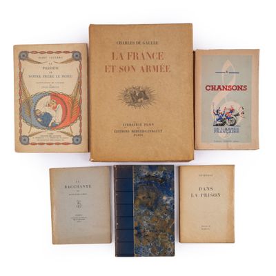 une image représentant une pile de livres posée sur une surface blanche