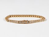 un bracelet en or serti de diamants sur fond blanc