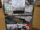 un chariot métallique rempli de nombreux objets dans un entrepôt