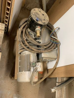 vue de dessus d'un chauffe-eau auquel est raccordé un tuyau