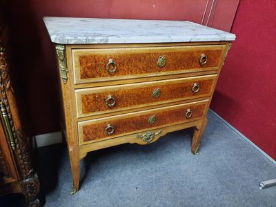 Commode rectangulaire en bois de placage et ronce ouvrant pa…