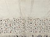 une nappe blanche surmontée de franges
