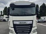 la photo d'un camion blanc garé sur un parking