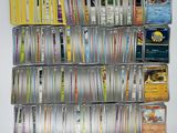 tout un tas de jeux de cartes différents sur la table