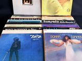 quatre albums vinyles représentant diverses femmes en robe blanche sur fond noir