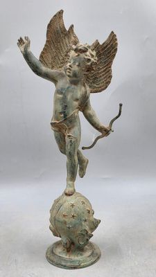 une image représentant une statue de Cupidon tenant un arc et une flèche