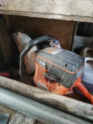 une tronçonneuse dans une boîte posée sur une table