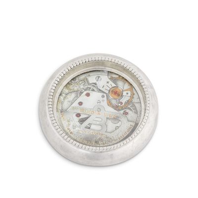 gros plan d'une montre de poche sur une surface blanche