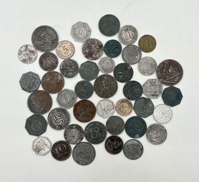 une pile de vieilles pièces de monnaie sur une surface blanche
