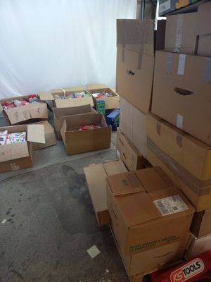 un grand nombre de boîtes empilées les unes sur les autres