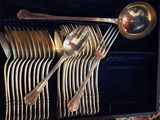 un lot de cuillères en argent et de cuillères dans une boîte