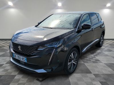 une voiture grise est garée sur le sol à carreaux d'un garage