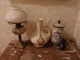 trois vases et une lampe posés sur une table