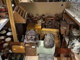 un grand nombre d'articles exposés dans le magasin