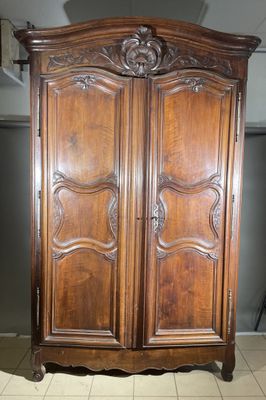 une grande armoire en bois ornée de sculptures