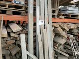 un gros tas de bois au milieu d'un entrepôt