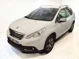 La petite voiture blanche est garée dans la pièce blanche.