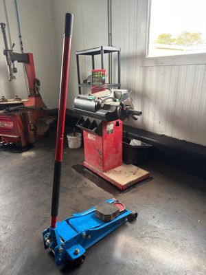 a picture of a floor jack in a garage
