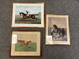 trois reproductions encadrées représentant des chevaux et des jockeys, posées sur un tapis