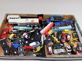 une boîte remplie de petites voitures et de petits camions