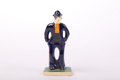 une figurine d'un homme en costume-cravate