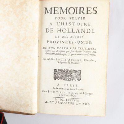 quelqu'un tient un livre ouvert à une page où figure une illustration