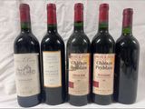 six bouteilles de vin rouge sont alignées sur une surface blanche