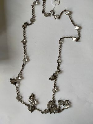 Sautoir en métal et cabochon en verre transparent facetté