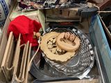 une boîte remplie d'objets divers qui se trouvent sur la table